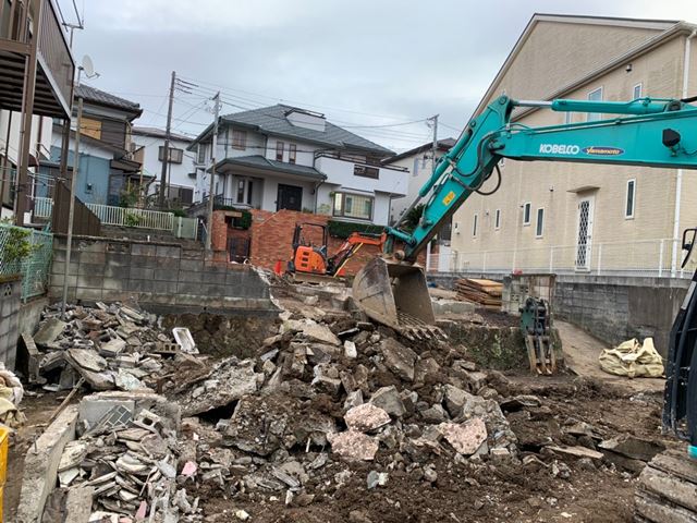 神奈川県横須賀市平作の木造2階建て家屋2棟解体工事中の様子です。